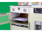 Spielküche mit Backofen, Herd und Kühlschrank, mit Temperatureinstellungen und Digitalanzeige.