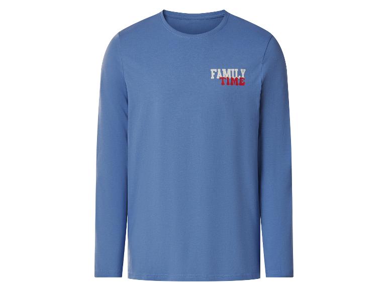 Blaues Langarmshirt mit dem Schriftzug „FAMILY TIME“ auf der Brust.