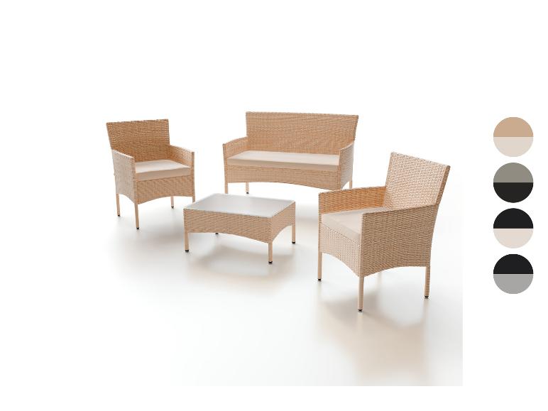 Beiges Rattan-Gartenmöbelset mit hellen Kissen und einem Couchtisch.