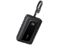 Schwarze Powerbank mit integriertem USB-C-Kabel und digitaler Anzeige, die 100% Ladung zeigt.