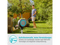 Ein Mann verwendet einen Gardena Gartenschlauch mit automatischer Aufrollvorrichtung.