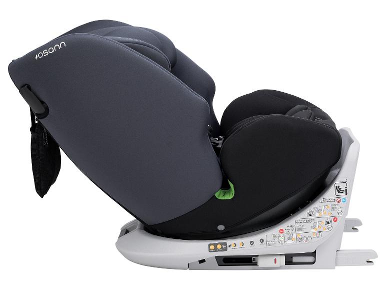 Dunkelgrauer und schwarzer Kindersitz mit hellgrauer Basis, mit Sicherheitsetiketten.