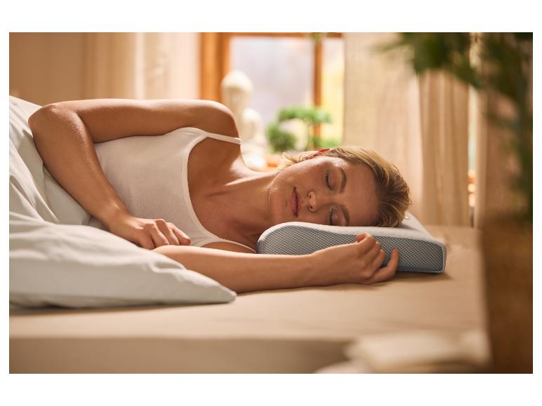 Frau schläft ruhig auf einem Memory-Schaum-Kissen.