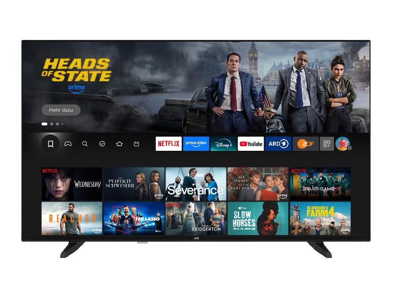 JVC-Fernseher zeigt Streaming-Dienst-Oberfläche mit Filmen und Serien wie Heads of State und Wednesday.