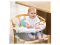Baby in einem Infantino Hochstuhl mit Spieltablett.