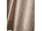 Nahaufnahme des weichen, beigen Strickstoffs eines Pullovers.