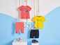Kinderbekleidung mit maritimen Thema: T-Shirts, Hosen und Sandalen.