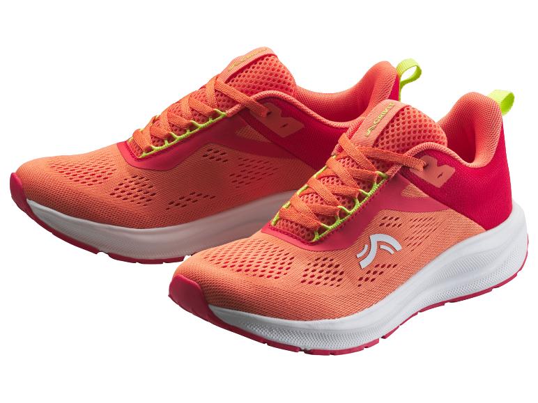 Ein Paar orange-rote Sportschuhe mit grünen Akzenten