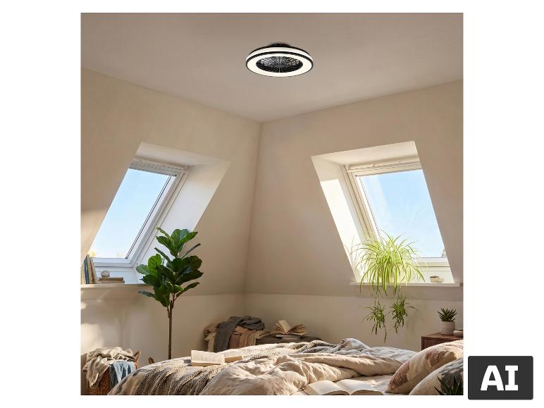 Schlafzimmer mit Deckenventilator mit Licht, zwei Dachfenstern und einem Bett mit Büchern und Pflanzen.