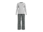 Grauer Pyjama mit „Happy Holidays“-Aufschrift und karierter Hose.