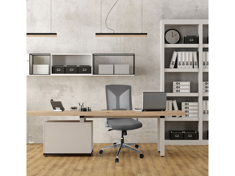 Ein modernes Büro mit einem Bürostuhl, einem Schreibtisch und einem Bücherregal.