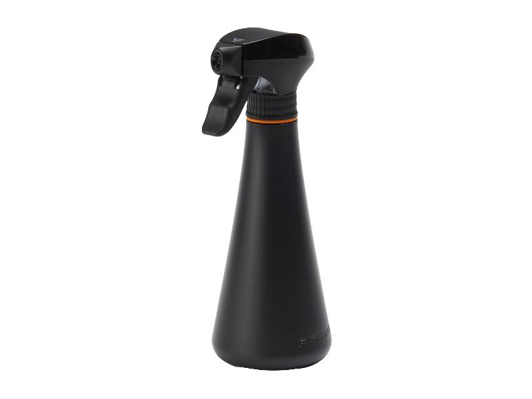 Schwarze Sprühflasche mit einem orangefarbenen Ring um den Hals.