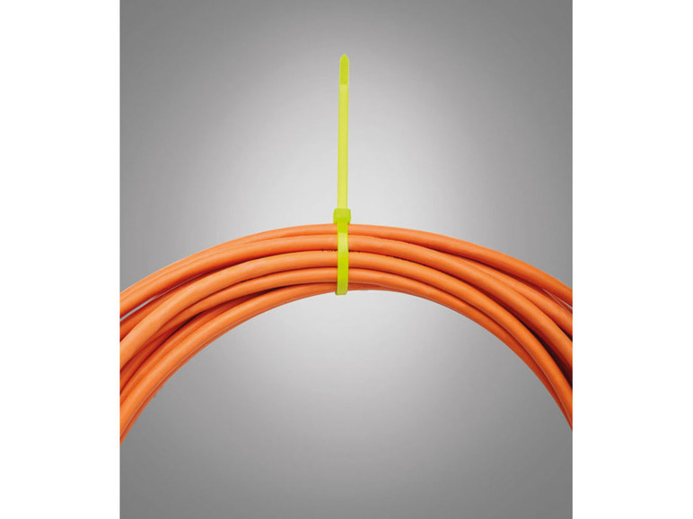 Ein gelber Kabelbinder befestigt einen Bündel orangefarbener Kabel.