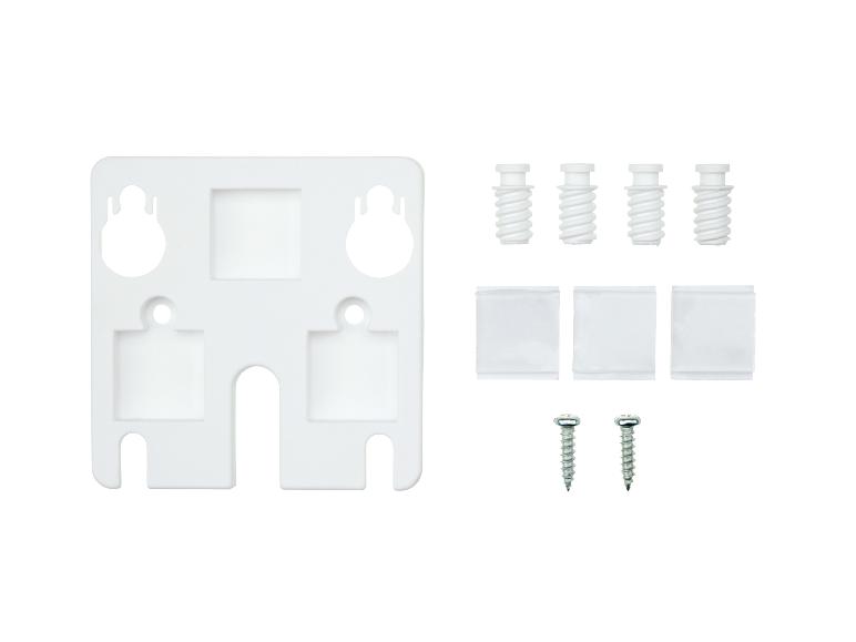 Weiße Montageplatte mit Schrauben, Dübeln und Klebepads