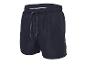 Dunkelblaue Herren-Badeshorts mit Kordelzug auf weißem Hintergrund.