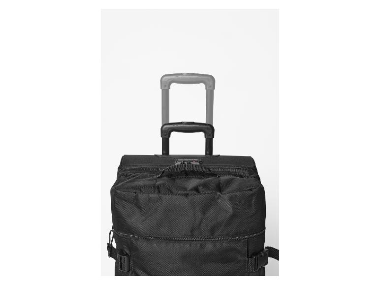 Schwarzer Reisekoffer mit ausziehbarem Griff auf weißem Hintergrund