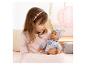 Mädchen in rosa Oberteil hält eine Babypuppe in gemustertem Schlafanzug und Mütze.