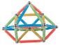 Buntes magnetisches Konstruktionsspielzeug, das eine geometrische Form bildet