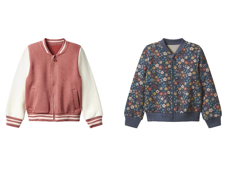 Zwei Mädchenjacken: eine rosa mit weißen Ärmeln und eine mit Blumenmuster.