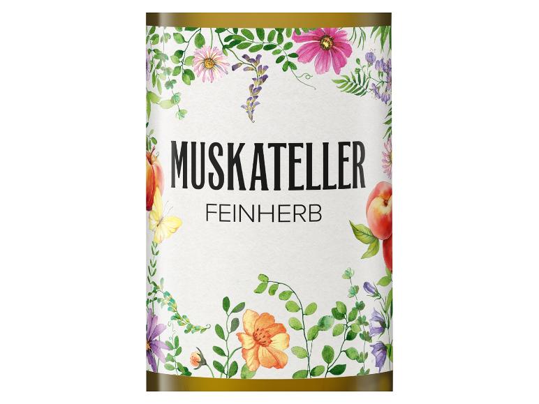 Etikett „MUSKATELLER FEINHERB“ verziert mit Blumen, Blättern, Pfirsichen und einem Schmetterling.