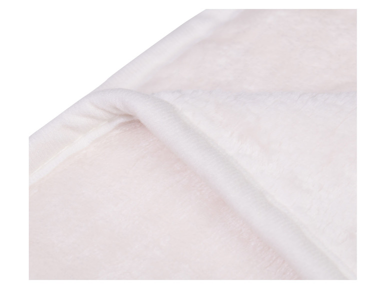 Eine weiße Plüschdecke mit weicher Textur.