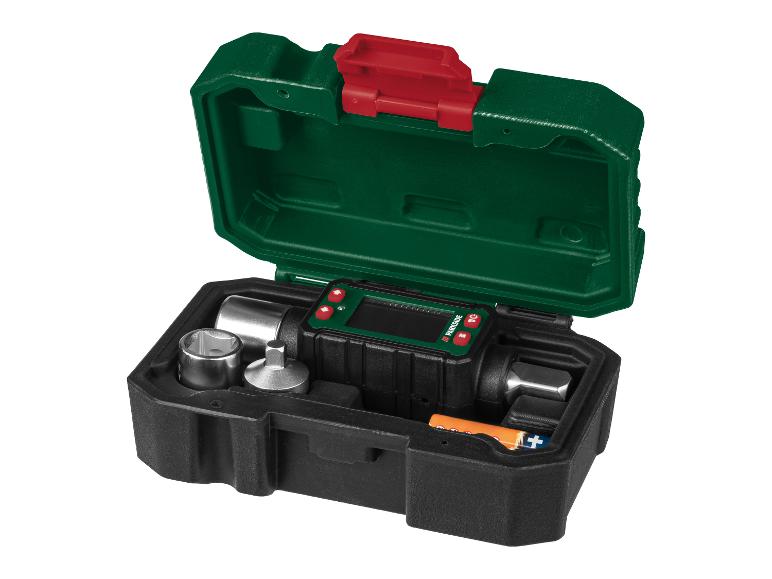 PARKSIDE digitaler Drehmomentschlüssel mit Nüssen und Batterien in schwarzem und grünem Koffer.