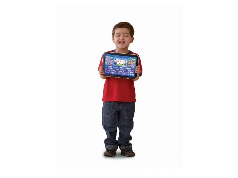 Glücklicher Junge hält ein Vorschul-Farb-Tablet mit einer Matheaufgabe.