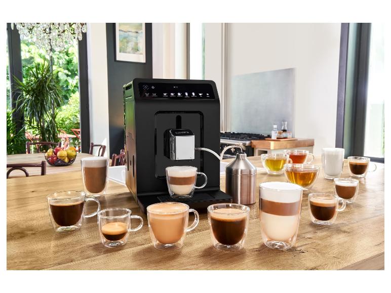 Eine schwarze Krups Kaffeemaschine, umgeben von verschiedenen Kaffee- und Teegetränken.