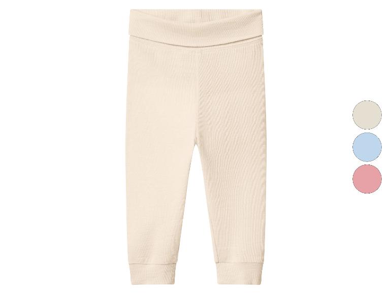 Hellbeige Babyhose mit Rippstruktur und drei Farbmustern: Beige, Blau und Rosa.