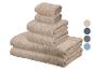 Ein Set beiger Handtücher in verschiedenen Größen gestapelt, mit Farbmustern an der Seite.