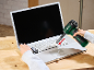 Akku-Gebläse reinigt Laptoptastatur, mit einer Gabel in der anderen Hand.
