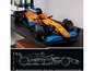 Ein orange-blauer LEGO McLaren Formel-1-Rennwagen.