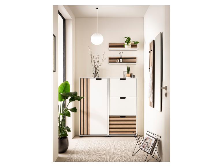 Flurmöbel mit Schuhschrank, Regalen und Spiegel in Weiß und Holz, mit Pflanzen und Deko.