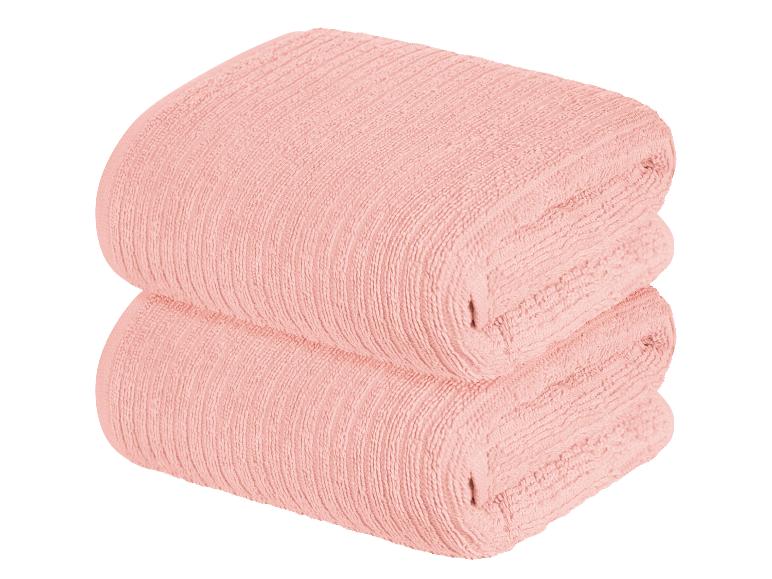 Zwei weiche, rosafarbene Handtücher.