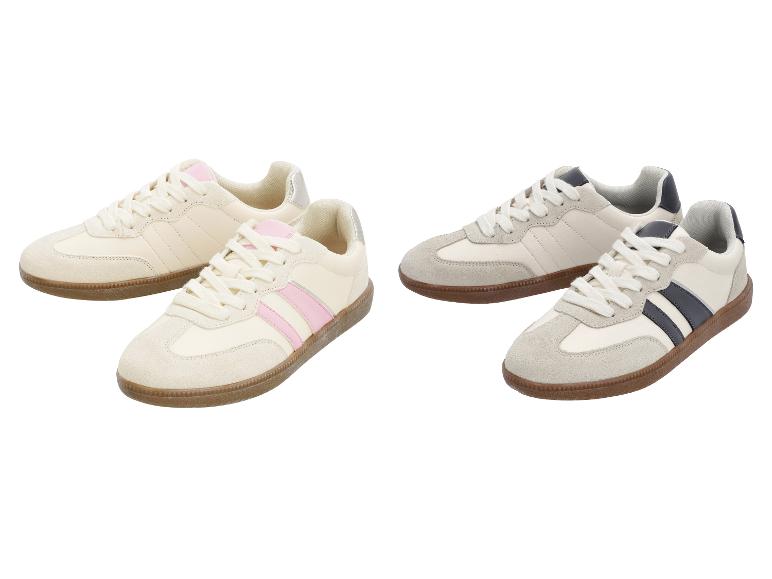 Zwei Paar Sneaker: ein Paar cremefarben mit rosa Streifen und ein Paar cremefarben mit dunkelblauen Streifen.