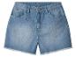 Hellblaue Jeans-Shorts mit ausgefransten Säumen.