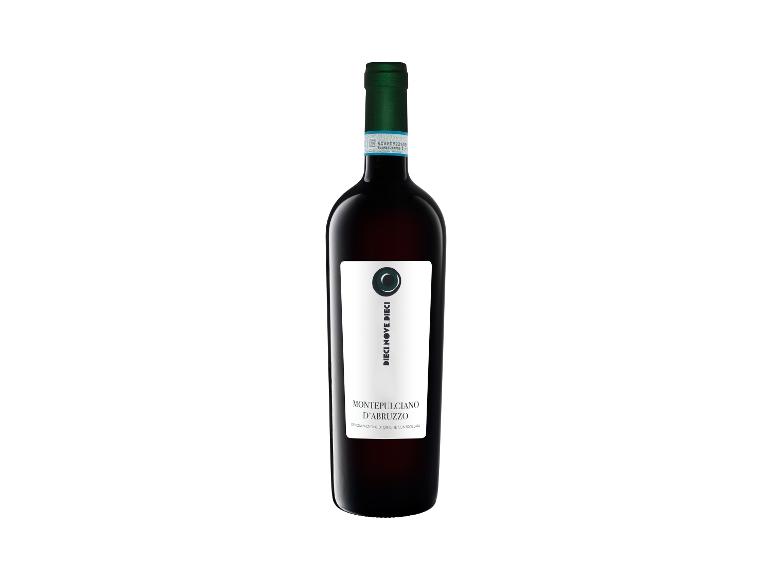 Rotweinflasche mit weißem Etikett, auf dem „MONTEPULCIANO D'ABRUZZO“ steht.