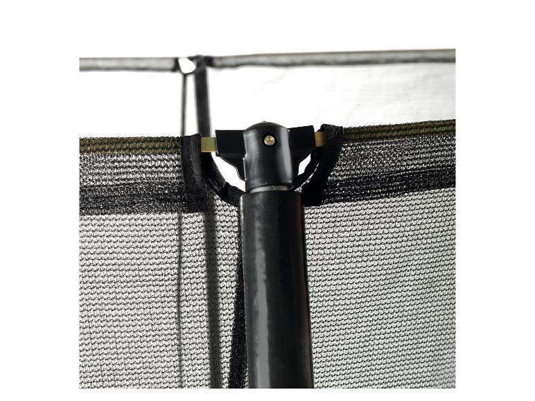 Detail des Sicherheitsnetzes eines Trampolins mit schwarzem Stützpfosten