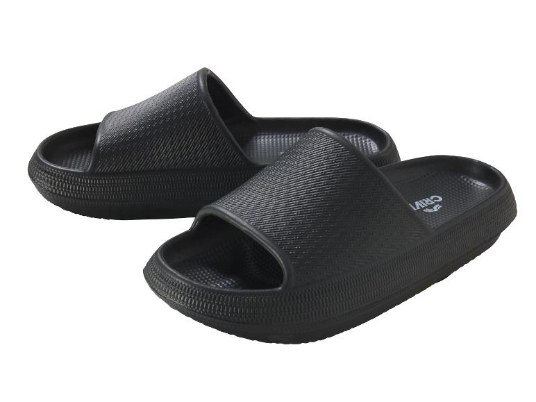Schwarze Crivit Badeschlappen, minimalistischer Stil.