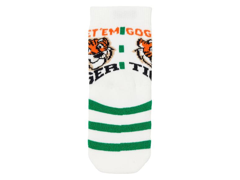 Weiße Socken mit grünen Streifen und Tiger-Motiv.