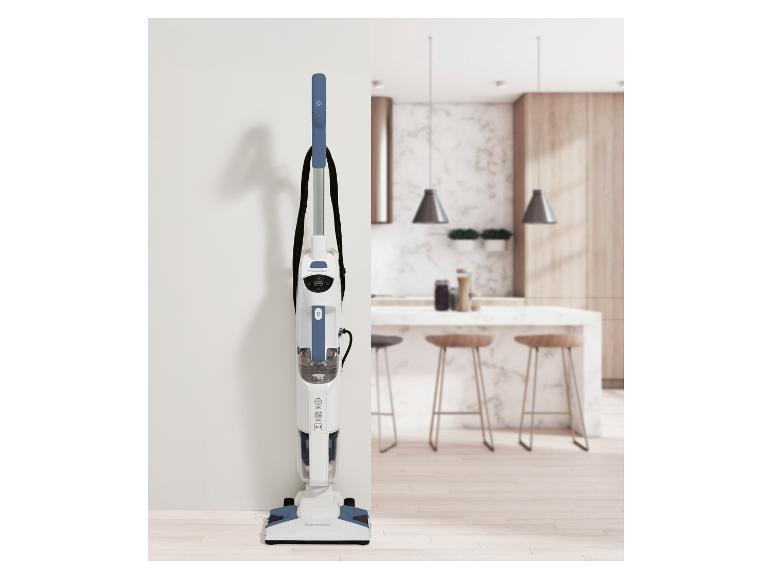 Weißer und blauer Dampfmopp in einer modernen Küche mit Holz- und Marmorelementen.