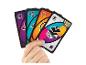 Eine Hand hält UNO Flip-Karten, darunter eine +5-Karte und eine Richtungswechselkarte.