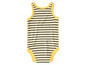 Ein gestreiftes Babybody mit gelben Akzenten.