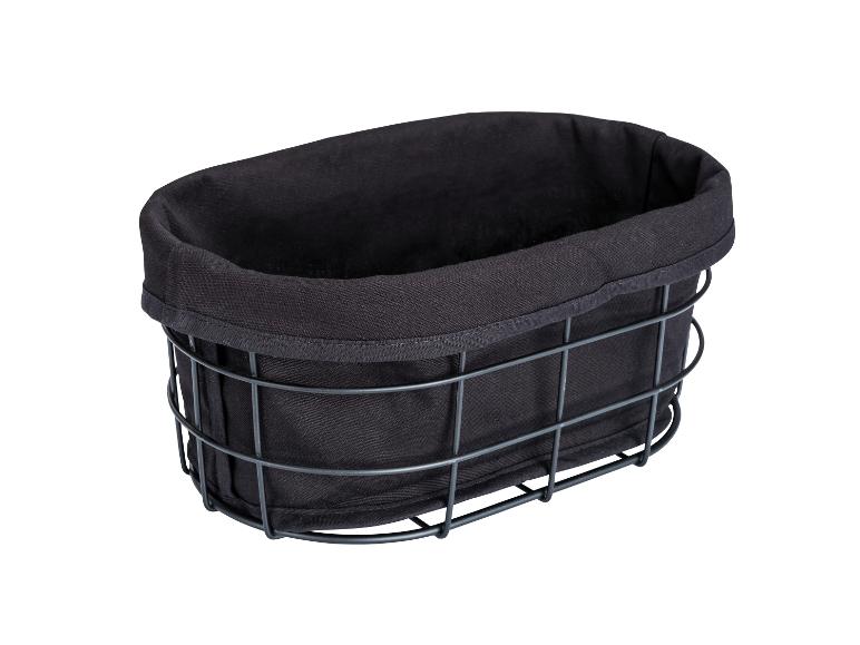 Schwarzer Fahrradkorb aus Metall mit Stoffauskleidung.