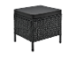 Schwarzer Gartenhocker aus Polyrattan mit Kissen.