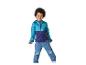 Junge in zweifarbiger blauer Jacke und Jeans, lächelnd.