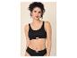 Frau in schwarzem geripptem Baumwoll-Bralette und Slip-Set