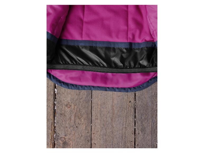 Das Innenfutter einer rosafarbenen Jacke mit schwarzem Futter