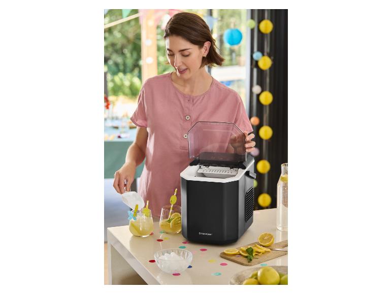 Frau schöpft Eiswürfel aus der SILVERCREST® Eiswürfelmaschine in Getränke.