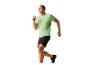 Mann läuft in grünem T-Shirt und schwarzen Shorts.